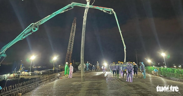 Các nhà thầu nỗ lực thi công ngày đêm trên tuyến cao tốc Dầu Giây - Phan Thiết để kịp hoàn thành tiến độ