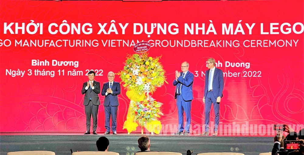 Thay mặt lãnh đạo tỉnh, ông Nguyễn Văn Lợi và ông Võ Văn Minh tặng hoa chúc mừng Tập đoàn LEGO