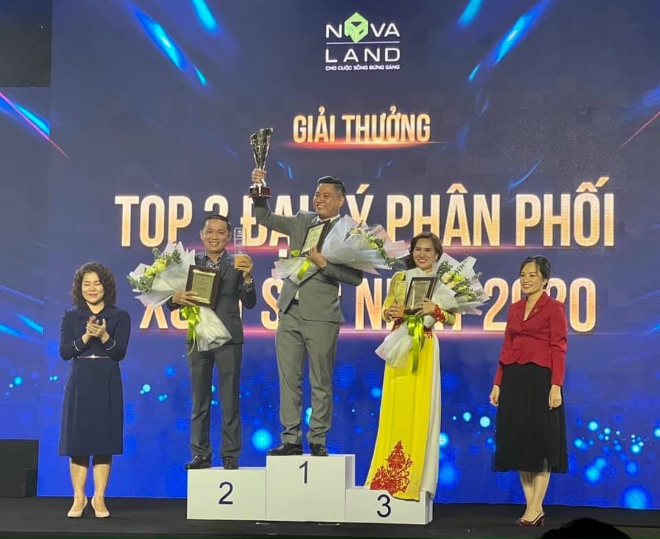 Ông Quách Hoàng Dương tổng giám đốc đại diện Công ty CP BĐS Châu Đại Dương nhận giải thưởng.