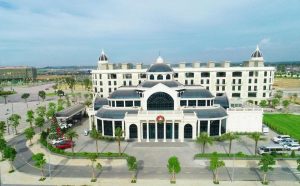 Dinh thự ánh sáng Garden Palace như “cung điện pha lê” nổi bật bên cạnh Tổ hợp Quảng trường - Bến du thuyền Aqua Marina tại Aqua City (ảnh thực tế Dự án).